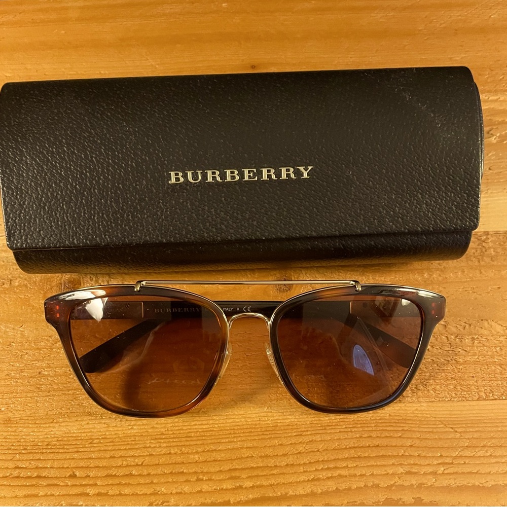 Burberry Women's Burgundy Sunglasses!
B4240 amazing condition see pics EUC